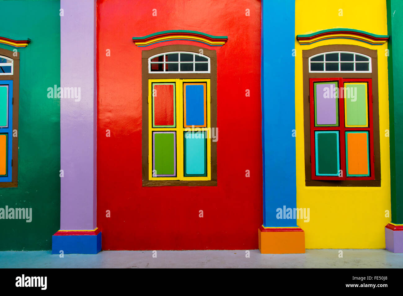 Vue sur le bâtiment côté peint avec des couleurs différentes Banque D'Images