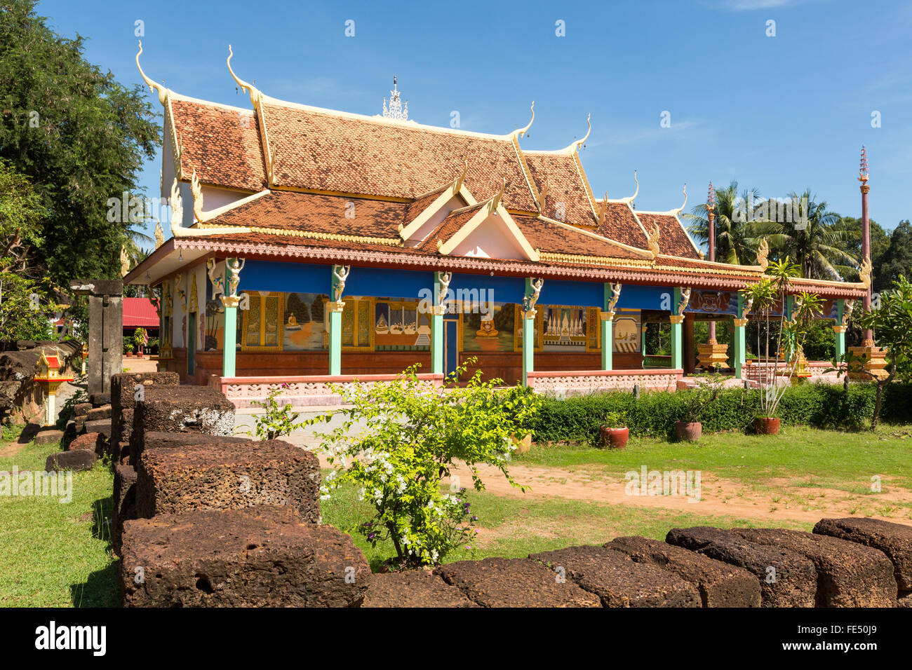 Temple bouddhiste moderne près de Bakong, complexe d'Angkor, Siem Reap, Cambodge Banque D'Images