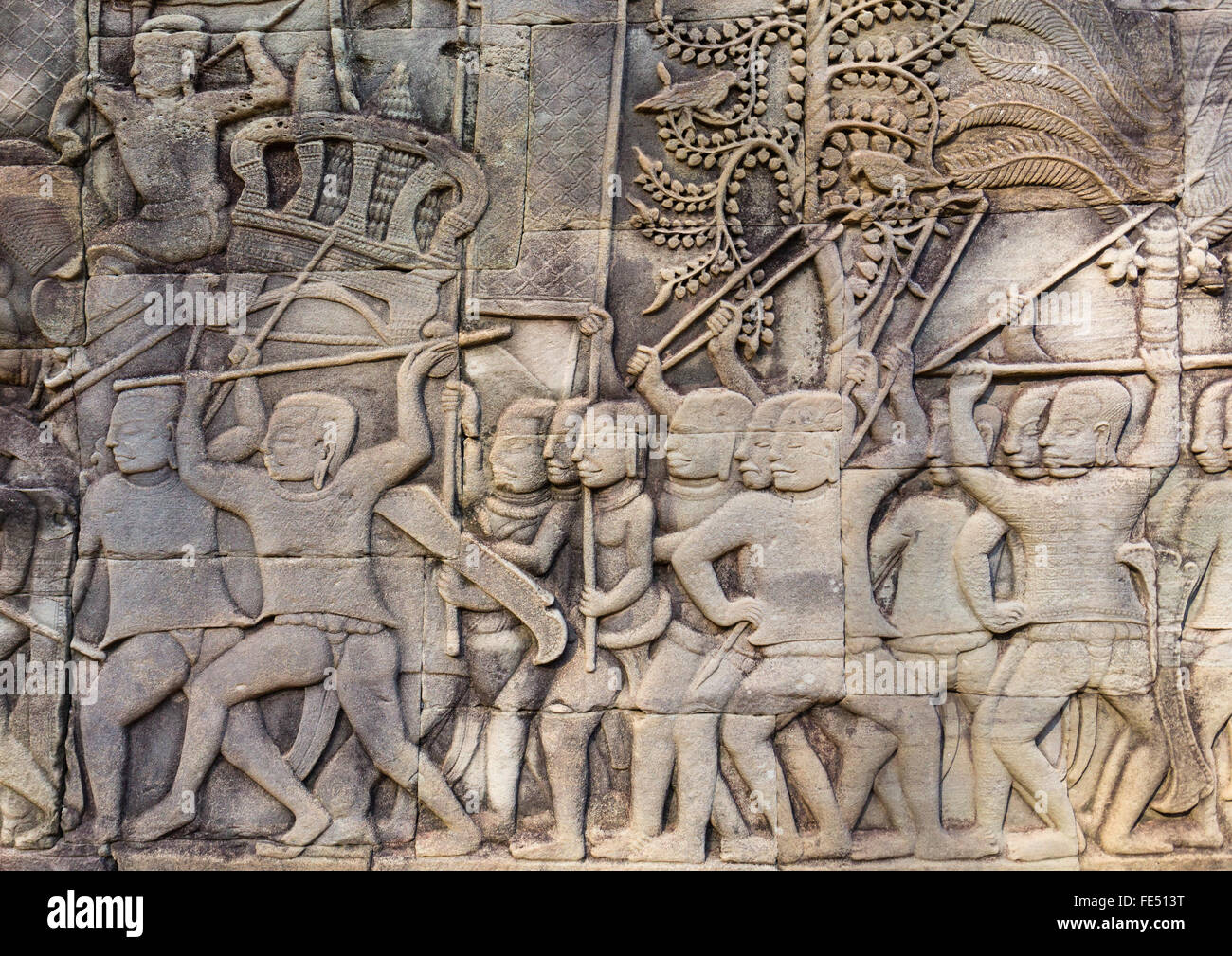 Bas-relief sculpté, représentant des guerriers, au temple Bayon d'Angkor Thom au Cambodge Banque D'Images