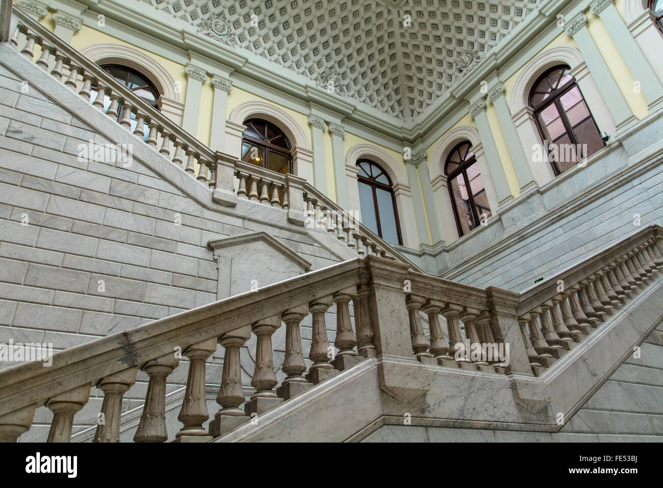 Low Angle View of National Library Hall escalier de marbre à Madrid Banque D'Images