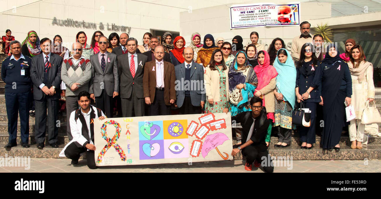 Air Vice Marshal (ret) Faaiz Amir, Vice-chancelier de l'Université de l'air, le Major-général (ret) Professeur Salman Ali, Fazaia Principal Medical College et Dr. Rukhsana Khan, chef du département de médecine communautaire dans le groupe avec les membres de la faculté et les étudiants de l'Fazaia Medical College à la veille de la Journée mondiale contre le cancer à l'Université de l'air à Islamabad le Jeudi, Février 04, 2016. Banque D'Images