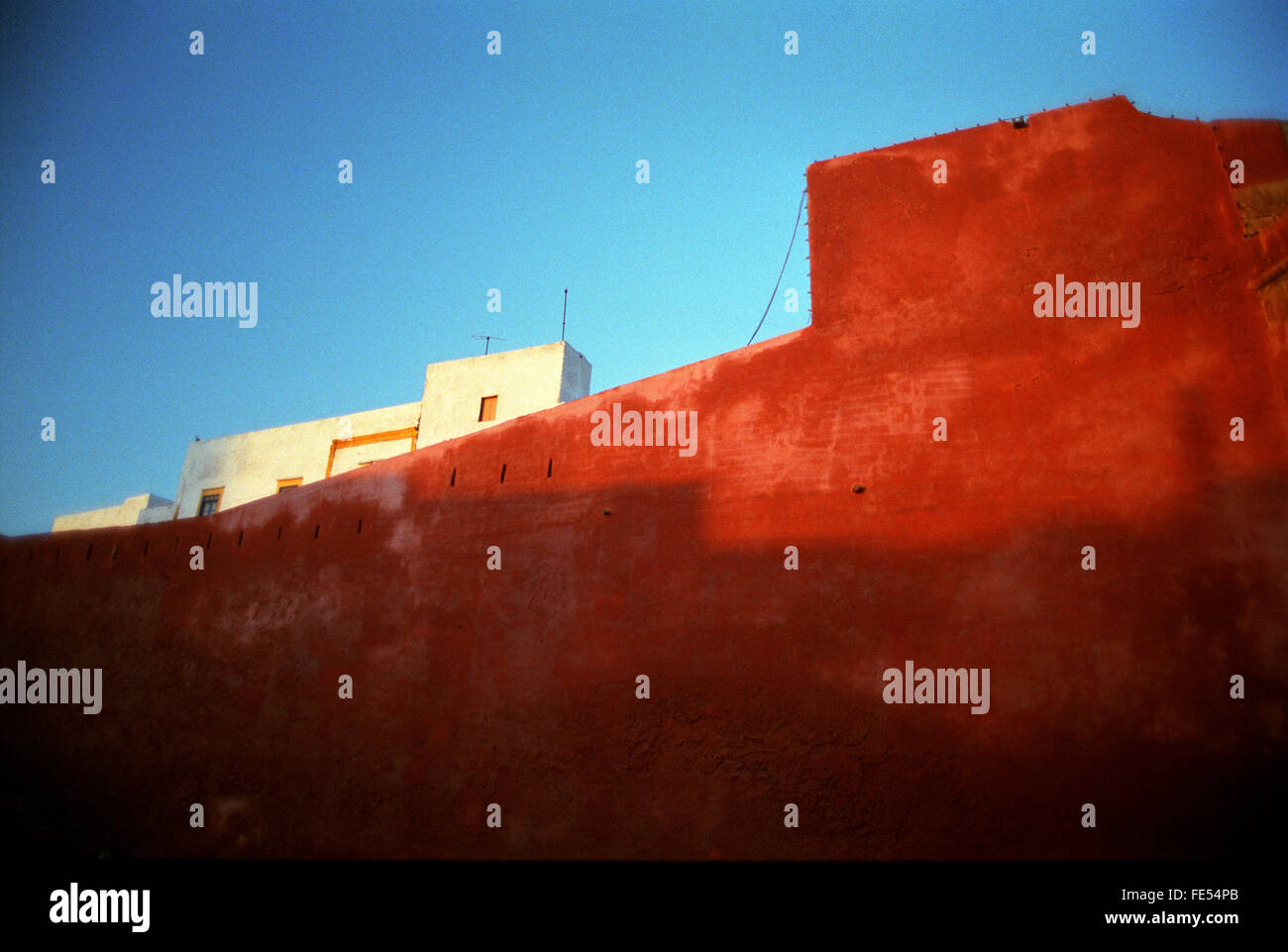 Maroc, Essaouira, mur peint en rouge dans la zone de médina. Banque D'Images