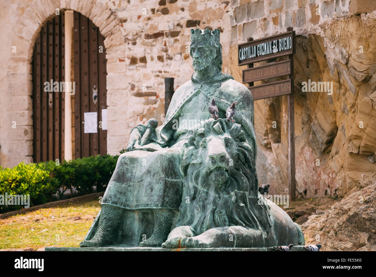 Statue du Roi de Castille et Léon Sanche IV (brave Sancho IV el Bravo) près de Château de Guzmán el Bueno, Tarifa, Espagne, Europe Banque D'Images