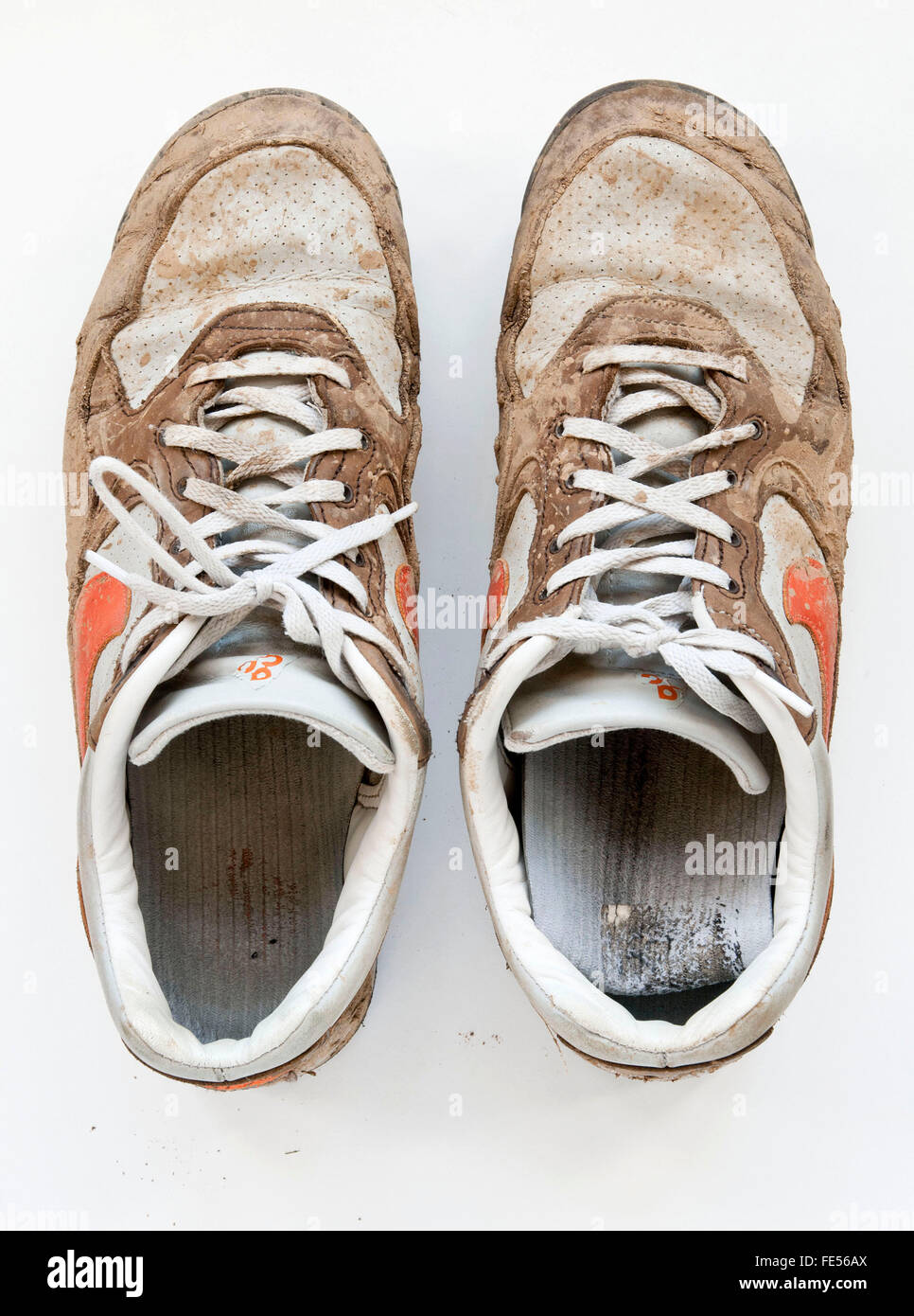 Dirty snikers, chaussures, blanc, orange, de boue, de la boue, les chaussures de sport Banque D'Images