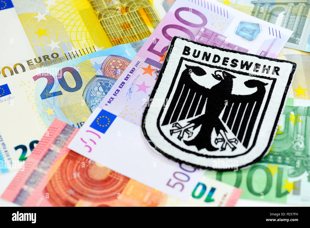 Emblème des Forces armées fédérales allemandes sur les billets en euros, les dépenses de la défense Banque D'Images