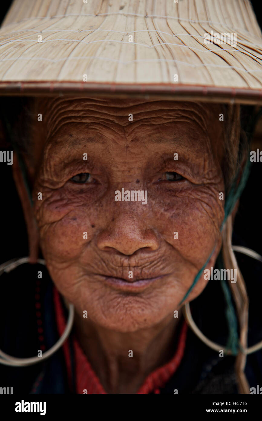 Vieille Femme Hmong dans le nord du Vietnam Banque D'Images
