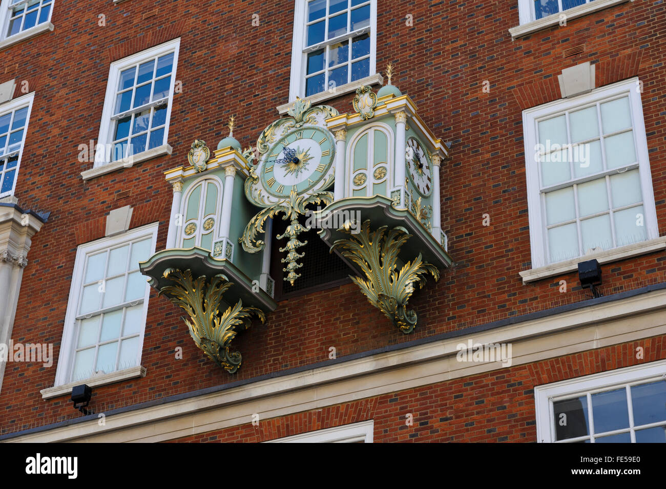 Une vieille horloge décorative sur le mur extérieur du magasin Fortnum & Mason, Londres, Royaume-Uni. Banque D'Images