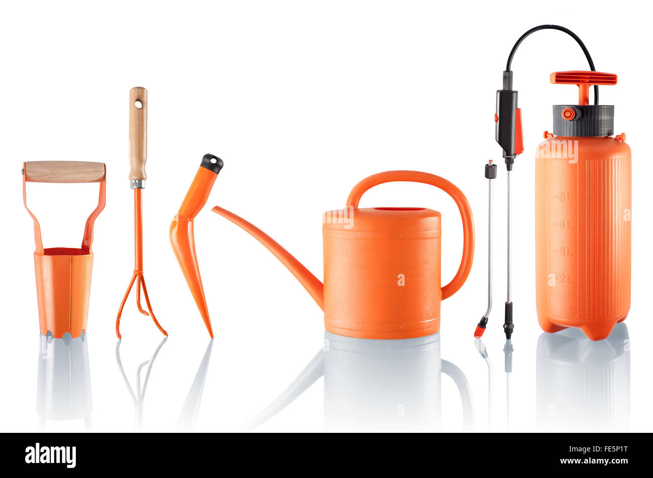 Quatre outils de jardinage et d'un pulvérisateur à pression Banque D'Images