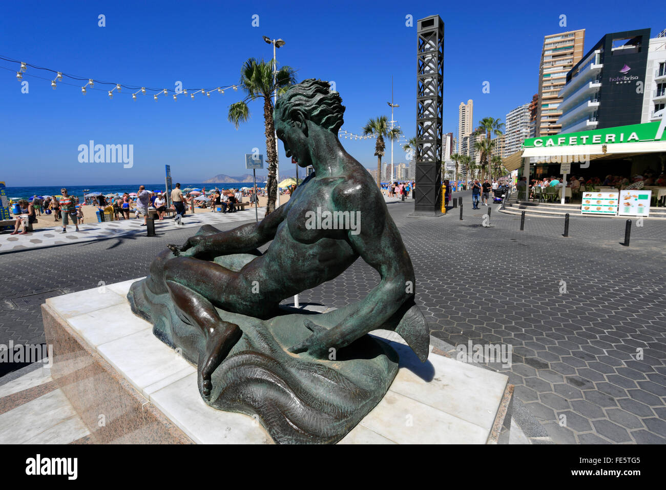 Afficher le long de la plage Playa de Levante bondé, resort Benidorm, Costa Blanca, province de Valence, en Espagne, en Europe. Banque D'Images