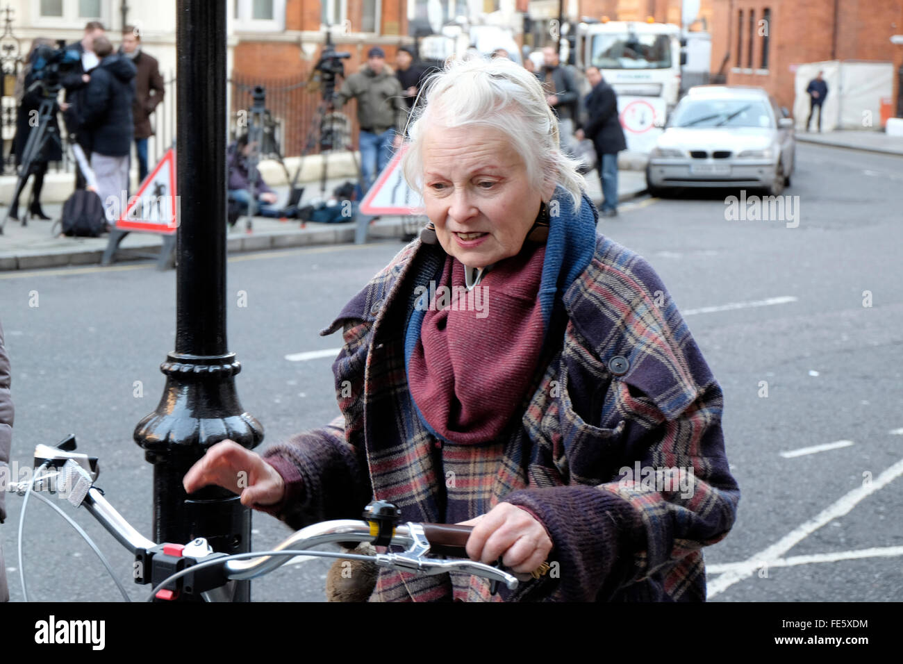 London, UK, 4 février 2016. Le créateur de mode britannique Dame Vivienne Westwood visite le fondateur de WikiLeaks Julian Assange, à l'ambassade d'Equateur à Londres. Credit : Yanice Idir/Alamy Live News Banque D'Images