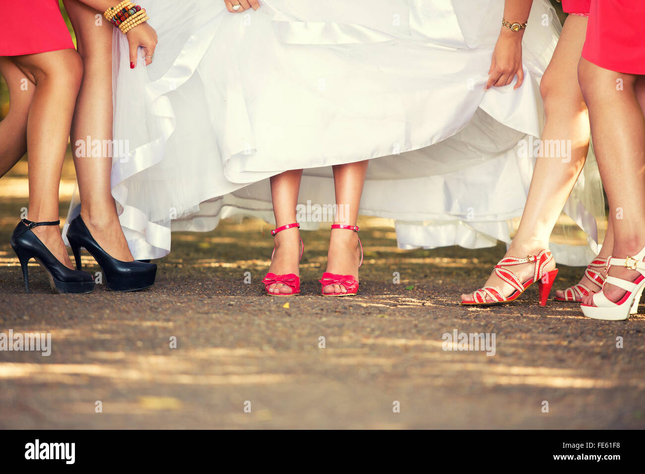 Les amies de la mariée la mariée montrent pieds de chaussures rouges Photo  Stock - Alamy