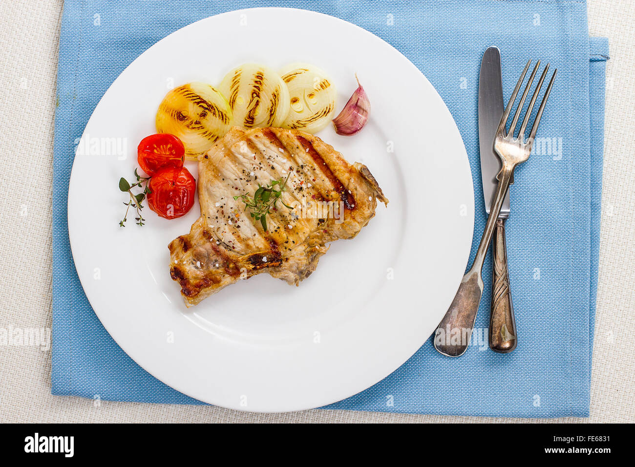 Côtelette de porc grillé juteux avec oignon, vue d'en haut Banque D'Images