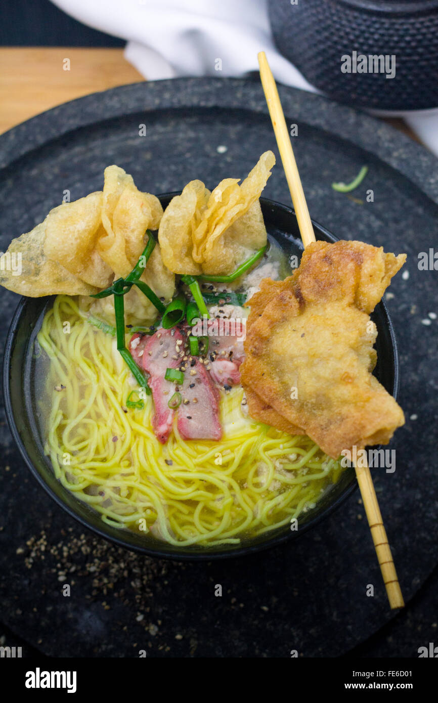 Chinois traditionnel Soupe WonTon frits Dumpling, soupe de nouilles, nouilles instantanées, apéritif, entrée, soupe japonaise, Viet Food Banque D'Images