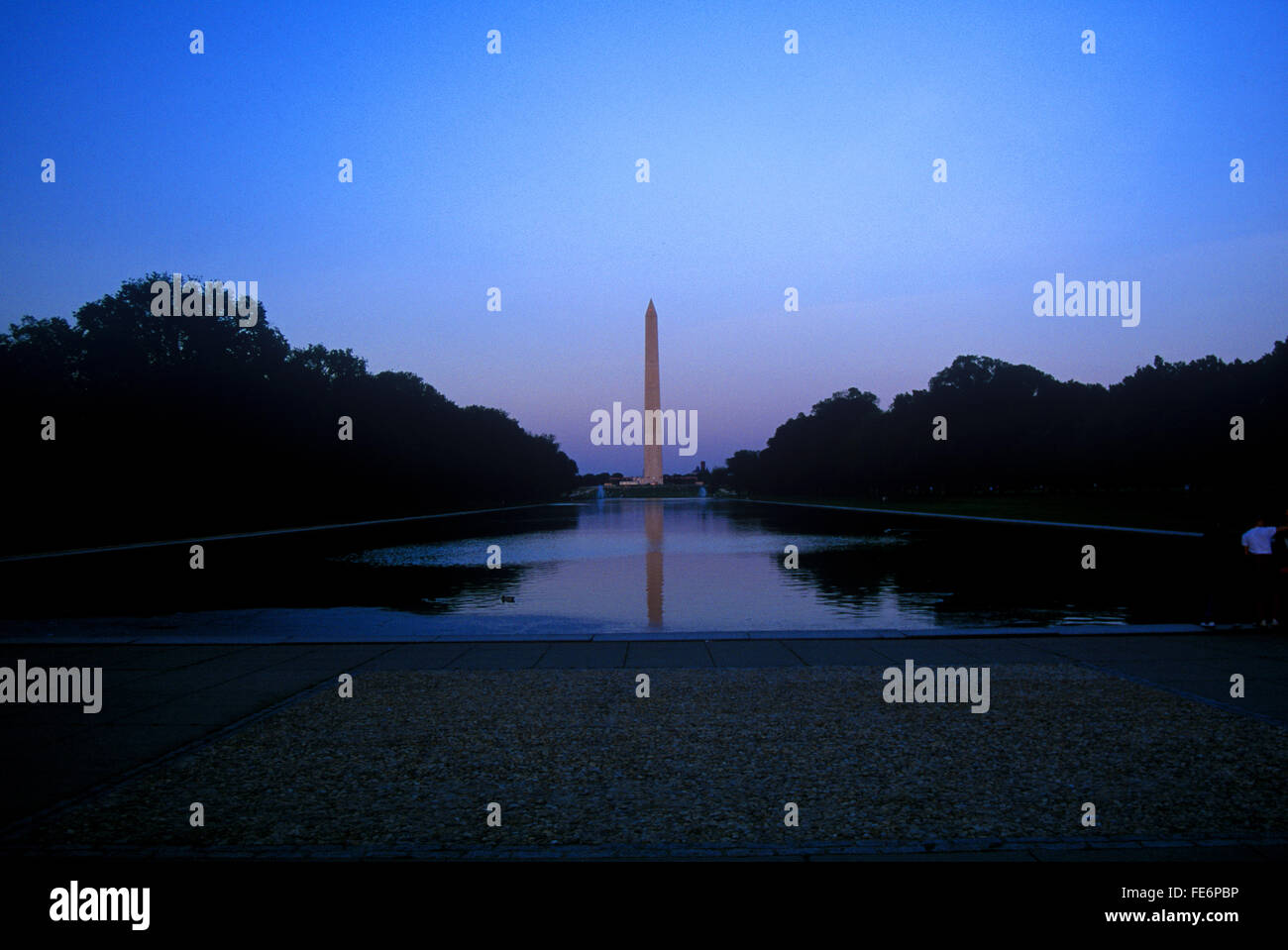 Vue éloignée sur le Washington Monument contre ciel clair au crépuscule Banque D'Images
