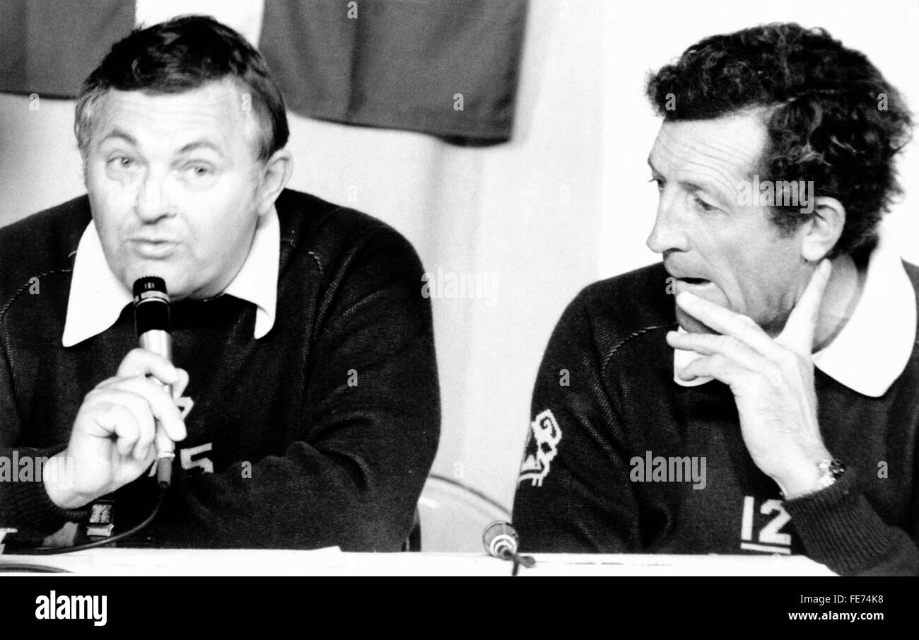 AJAXNETPHOTO. Septembre, 1980. NEWPORT, R.I., USA - AMERICA'S CUP PRESS CONFERENCE - (L-R) Syndicat australien ALAN BOND PATRON JOURNALISTE RÉPONDRE À DES QUESTIONS LORS DE SKIPPER JIM HARDY ATTEND SON TOUR AVEC IMPATIENCE. PHOTO:JONATHAN EASTLAND/AJAX REF:AMC1980 Banque D'Images
