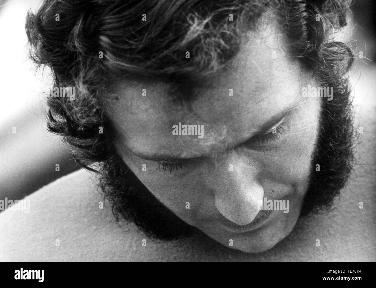 AJAXNETPHOTO. Juillet 7th, 1974. PLYMOUTH, en Angleterre. - Voile - Histoire - Round Britain Race 1974 - FRANÇAIS ALAIN COLAS, SKIPPER DU TRIMARAN MANUREVA REPRÉSENTÉ COMME LA COURSE A ÉTÉ MIS EN ROUTE. photo:JONATHAN EASTLAND/AJAX REF:74070721 Banque D'Images