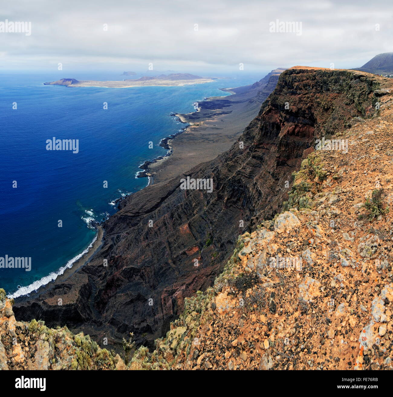 Vue du Guinate Trail jusqu'à l'île de La Graciosa, Guinate, Lanzarote, îles Canaries, Espagne Banque D'Images