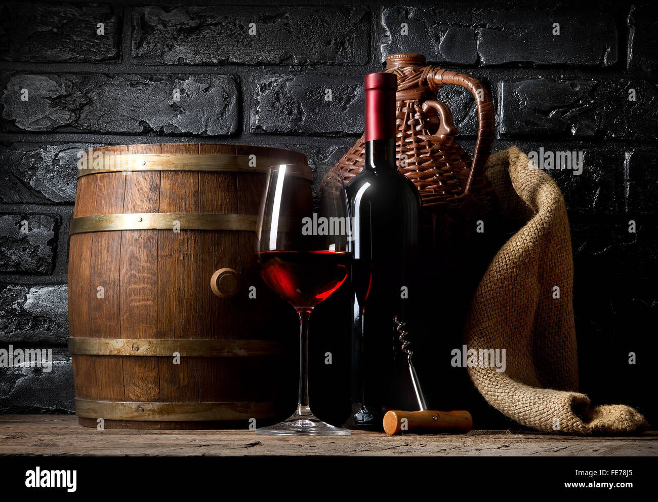 Vin rouge sur une table en bois en cave Banque D'Images