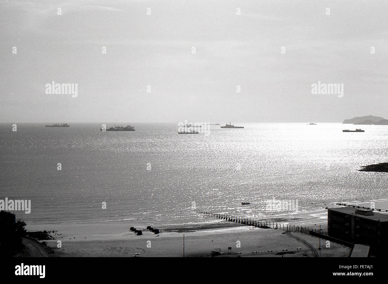 Le HMS Intrepid et sans peur et de navires de soutien de la Marine Aden Yémen 1967 retrait Banque D'Images