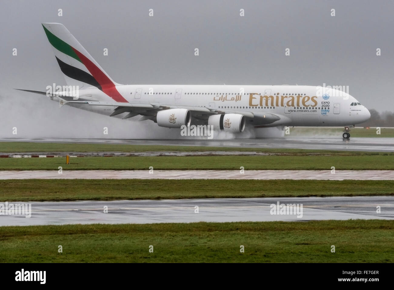 Airbus A380-800 Emirates dans le mouillé à l'aéroport de Manchester. Banque D'Images