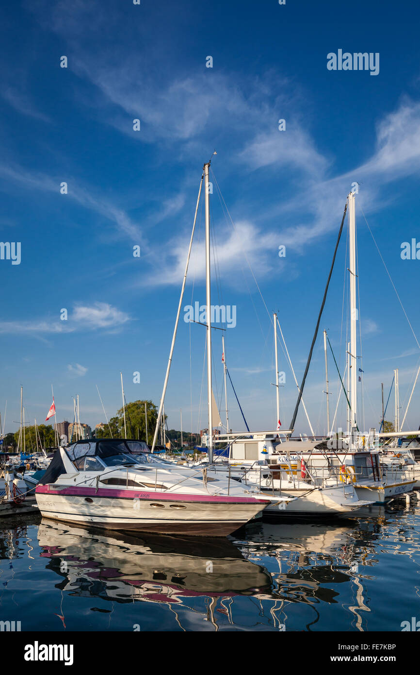 Front de mer, port de plaisance, bateaux, voiliers, ciel bleu Banque D'Images