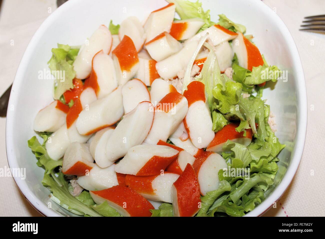 Salade avec des morceaux de crabe rouge stick et salade Banque D'Images