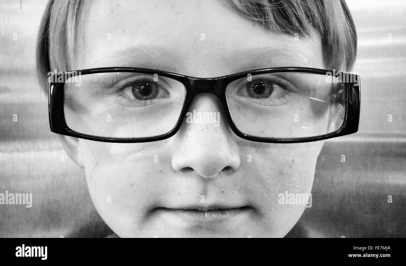 Portrait Of Boy Wearing Eyeglasses Banque D'Images