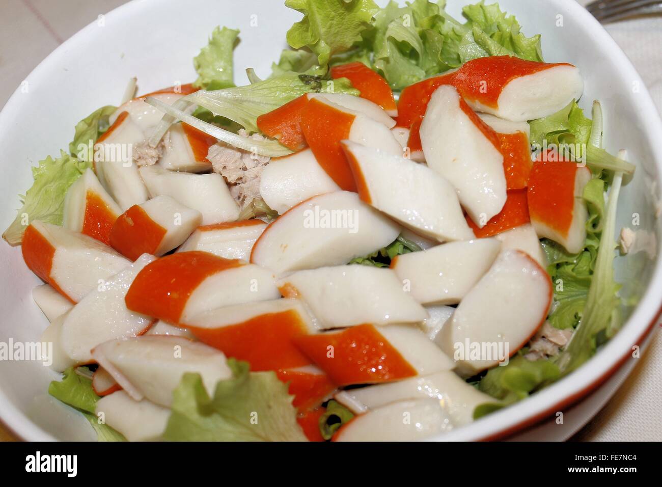 Salade avec des morceaux de crabe rouge stick et salade Banque D'Images