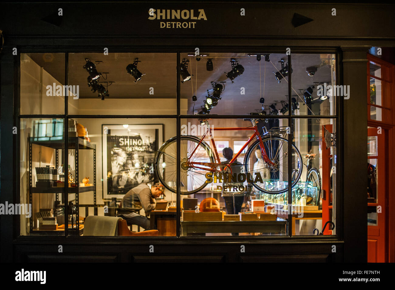Shinola Trendy shop la nuit à Soho, Londres Banque D'Images