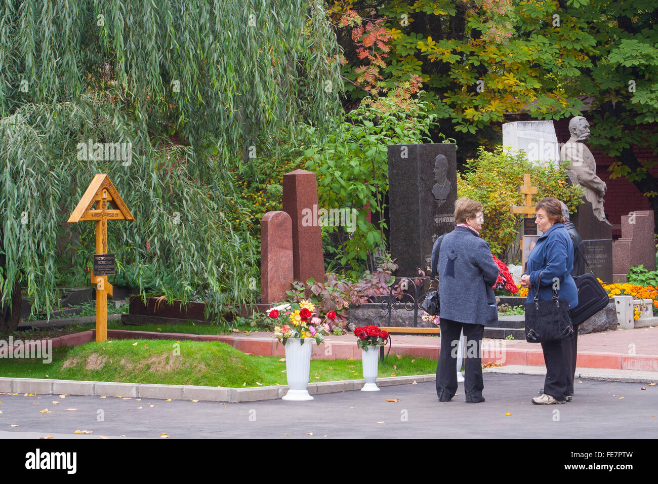 Tombe de la violoncelliste russe Mstislav Rostropovitch" Leopoldovich "lava (1927-2007) dans le cimetière de Novodievitchi, Moscou, Russie Banque D'Images