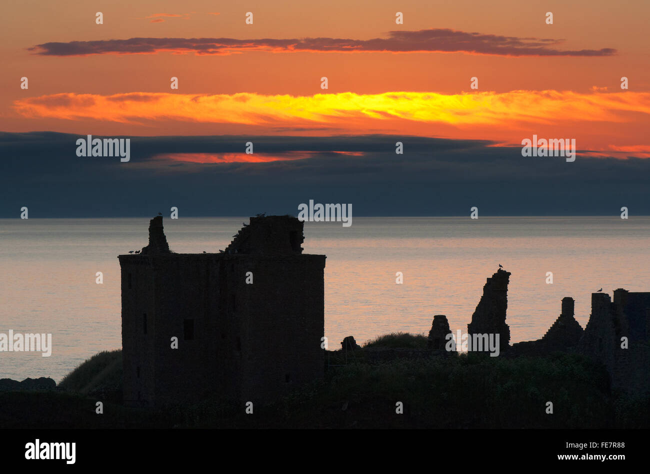 Dunnottar Castle au lever du soleil - près de Stonehaven, Aberdeenshire, en Écosse. Banque D'Images