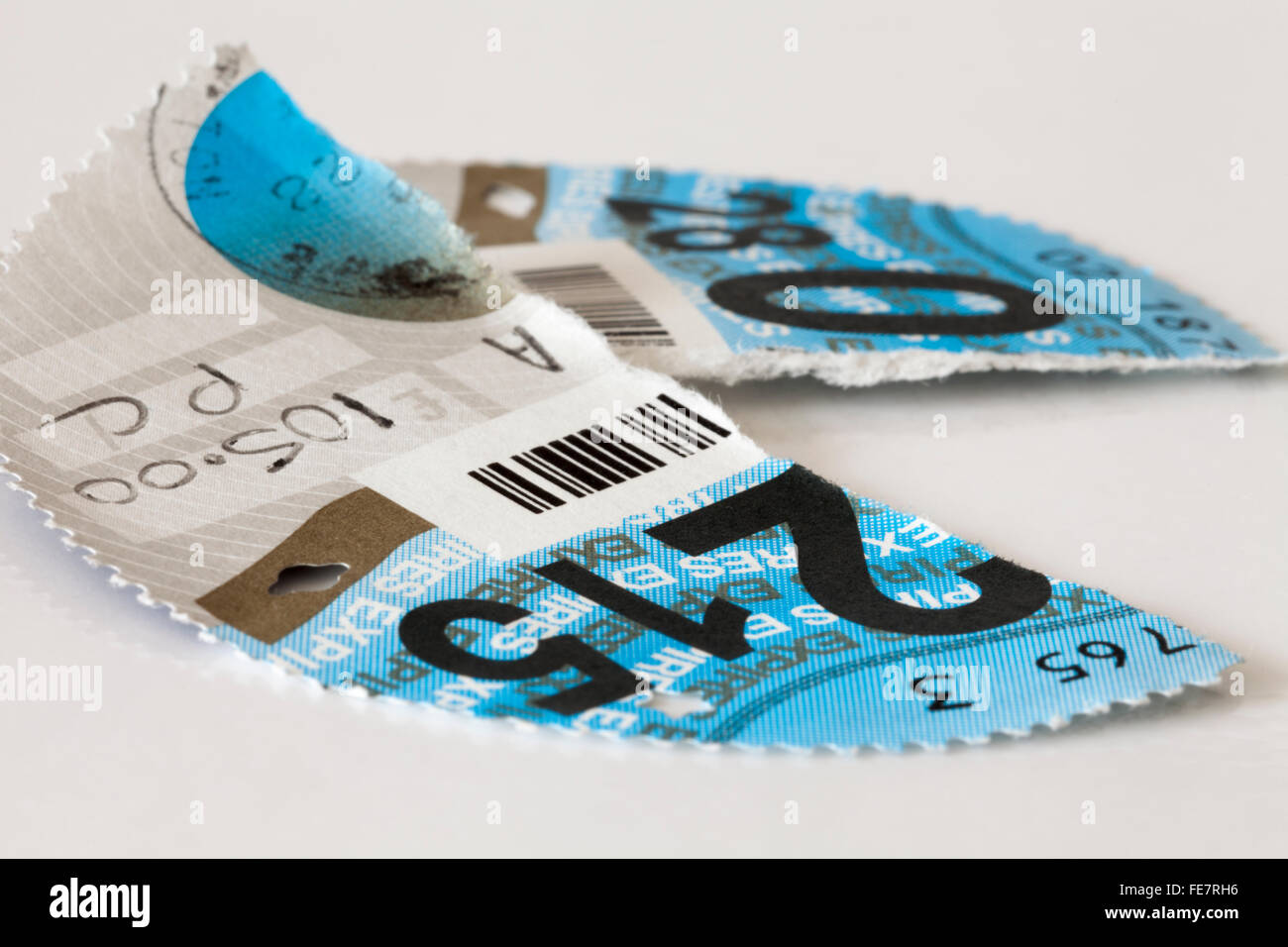 Une taxe automobile britannique de 2015 disque coupé en deux sur un fond blanc. À partir d'octobre 2014 les disques de la taxe sur les voitures n'avait plus besoin d'être affiché. Banque D'Images