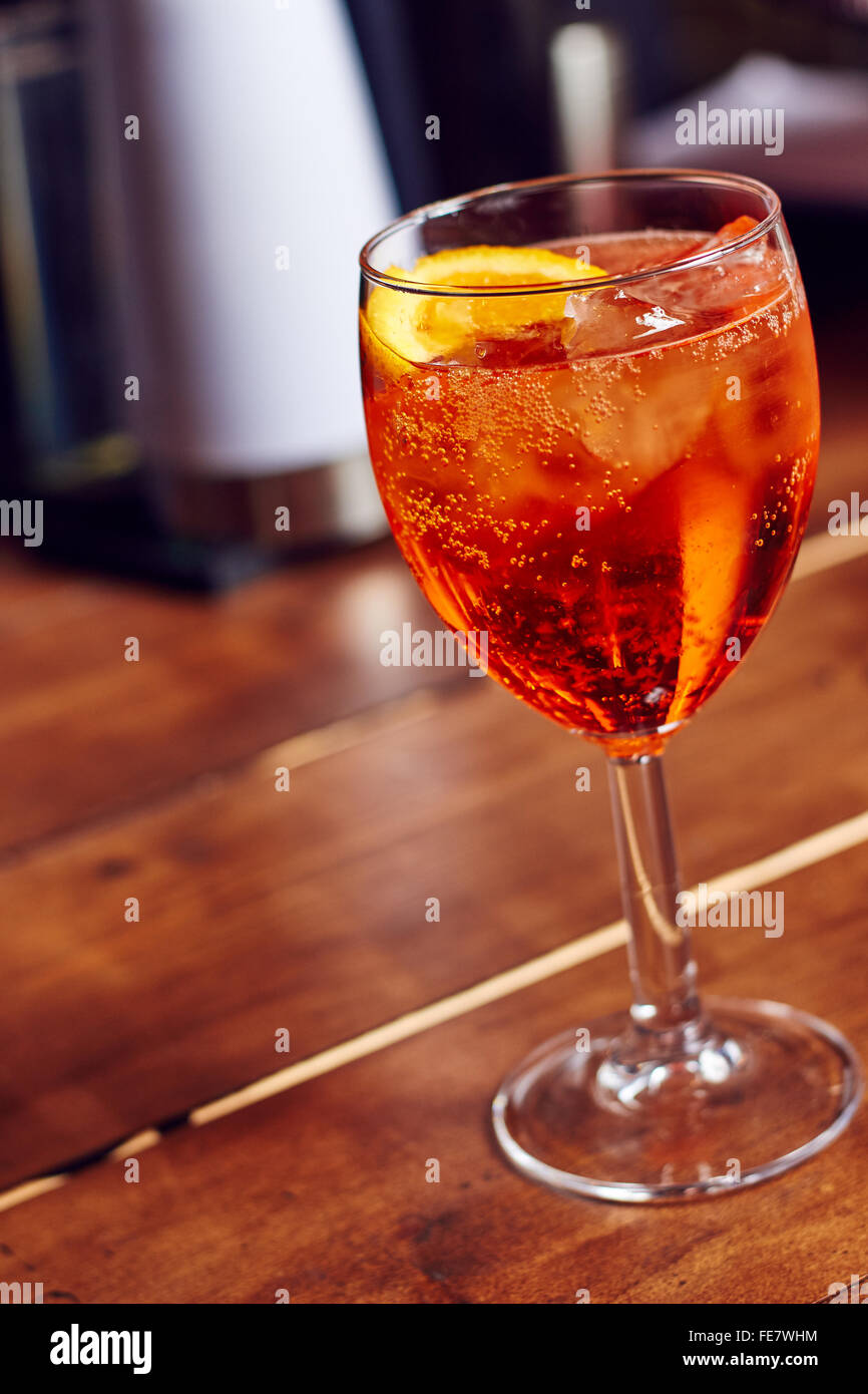 Un verre d'Aperol spritz dans un bar Banque D'Images