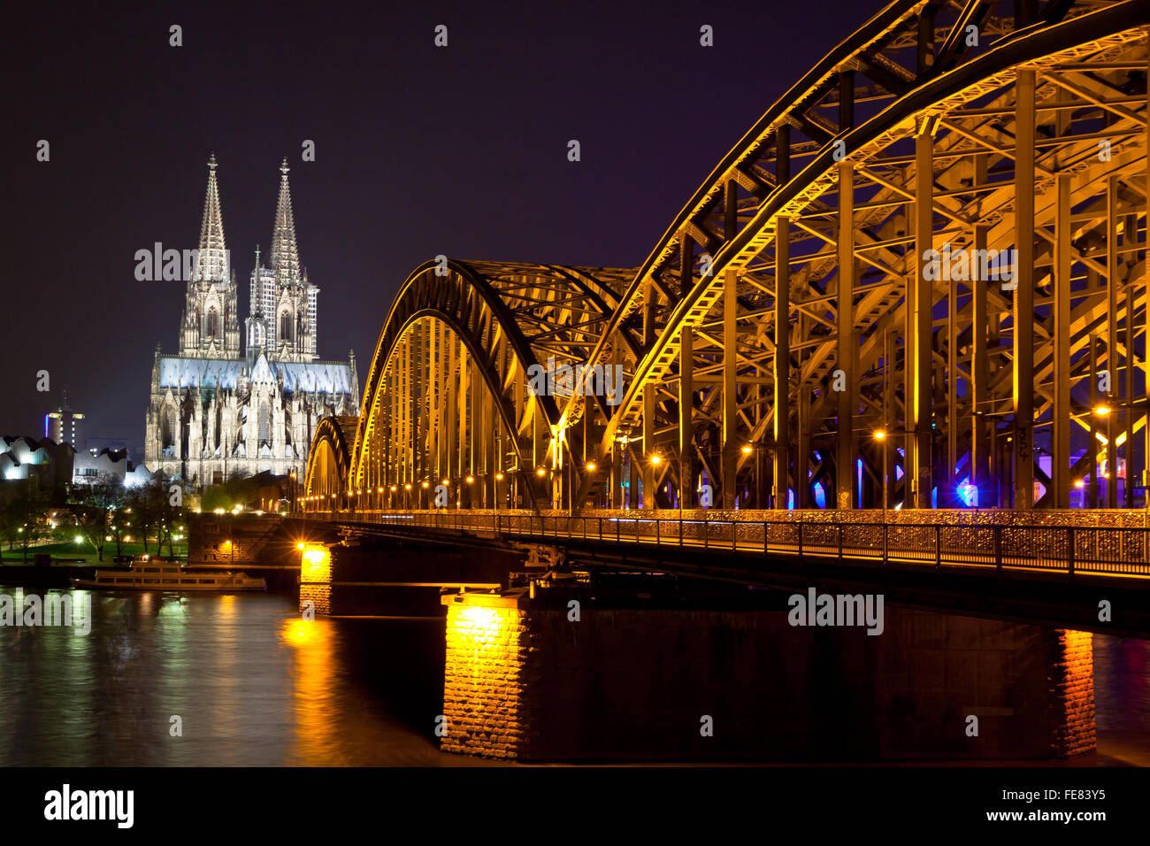 Nuit au bord de la vue sur la cathédrale de Cologne et pont ferroviaire sur le Rhin, Allemagne Banque D'Images