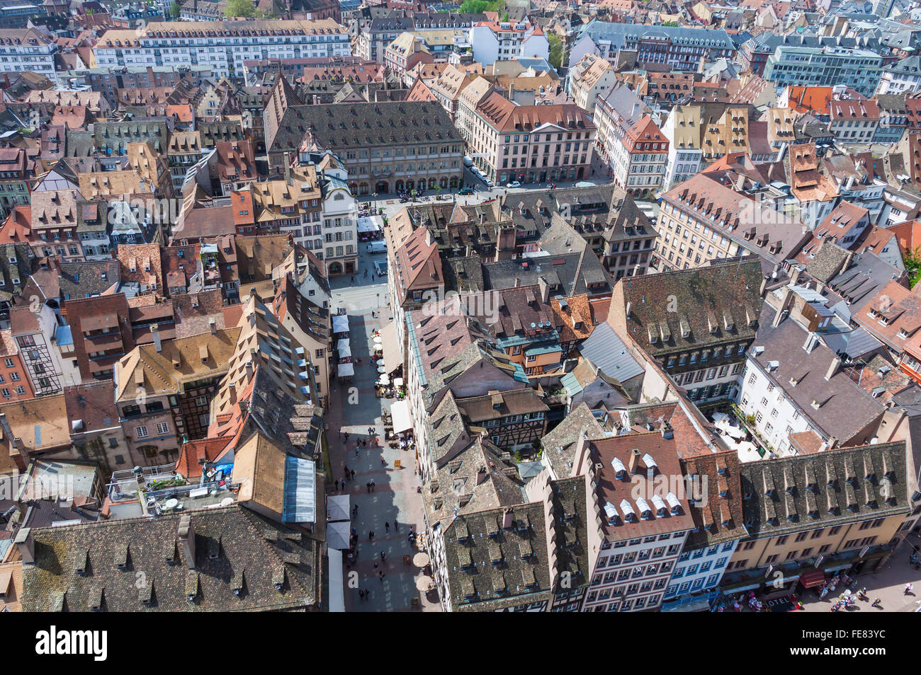 Vue aérienne de la vieille ville de Strasbourg avec des toits de tuiles rouges, Alsace, France. Vue de la cathédrale de Strasbourg Banque D'Images