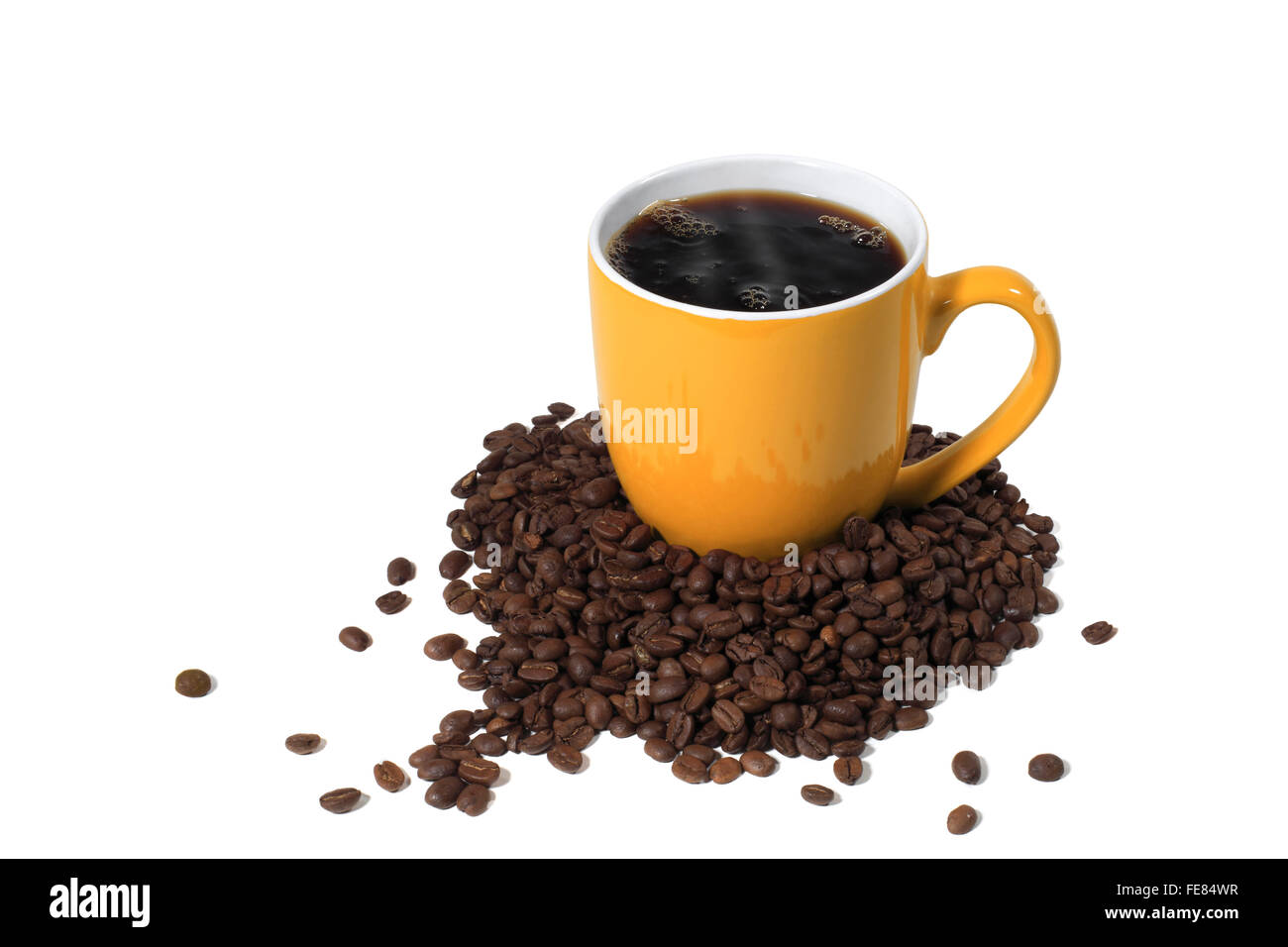 Portrait d'une Orange tasse de café chaud et les grains de café Banque D'Images