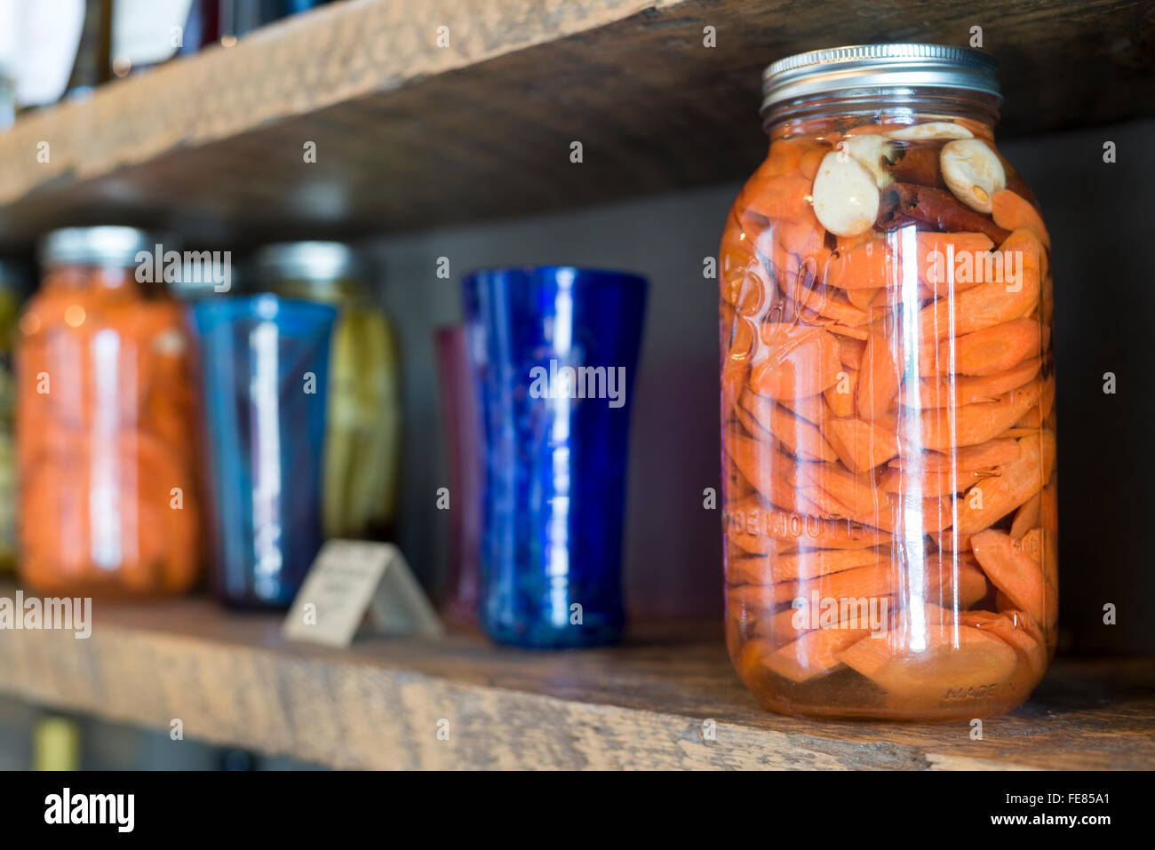 Les légumes en conserve et verres soufflé à la vente à la Taverne de Lostine Lostine, Oregon. Banque D'Images