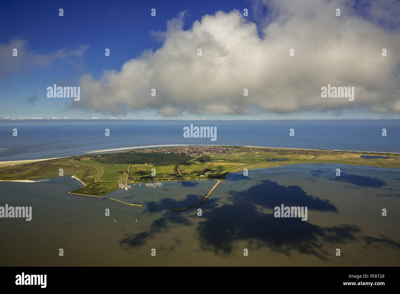 Port et Flinthörn, mer des Wadden, nuages bas, par antenne, Langeoog, Mer du Nord, l'île de la mer du Nord, îles de la Frise orientale, Texas, United States Banque D'Images