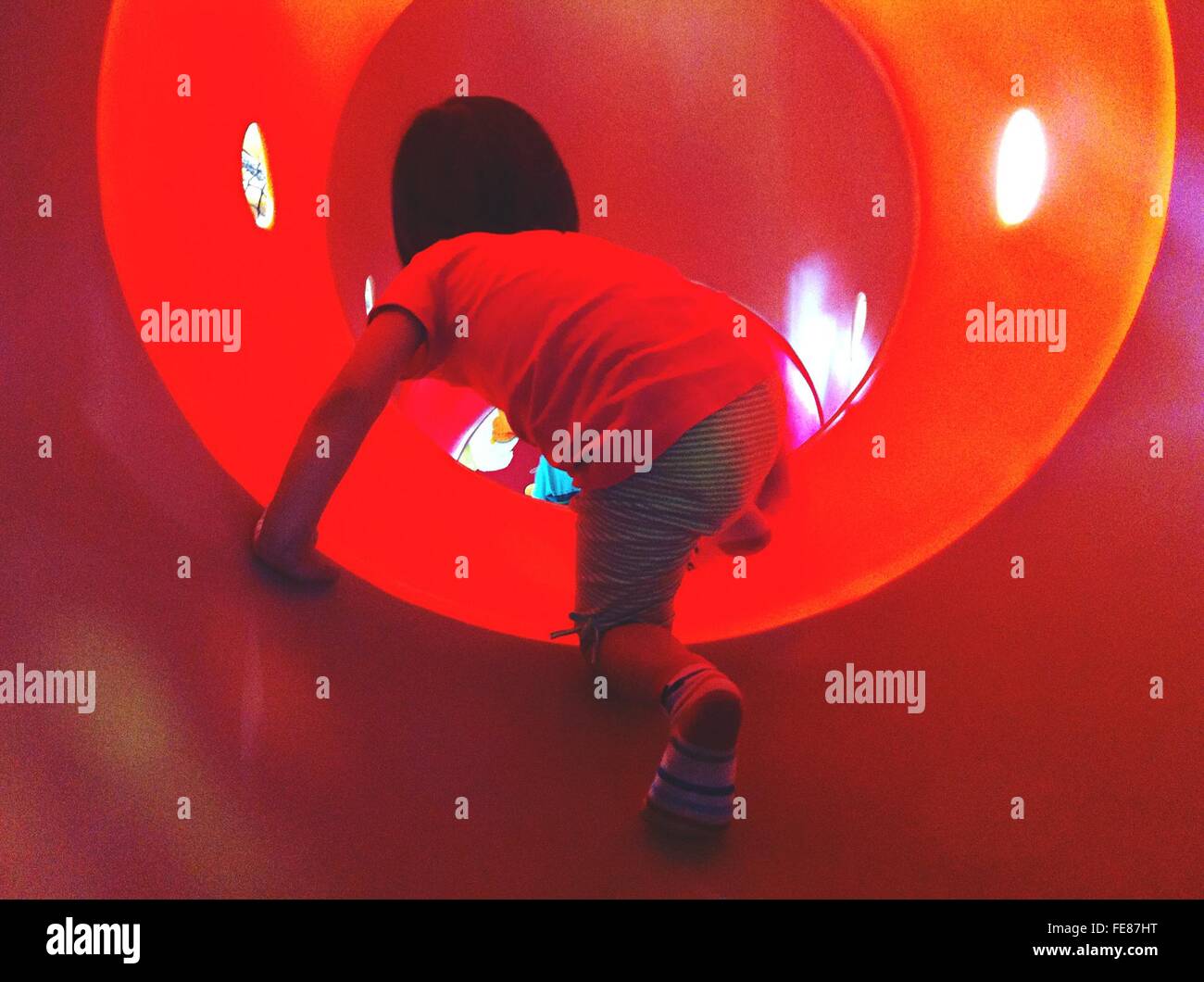 Garçon en tunnel au Jeu pour Enfants Banque D'Images