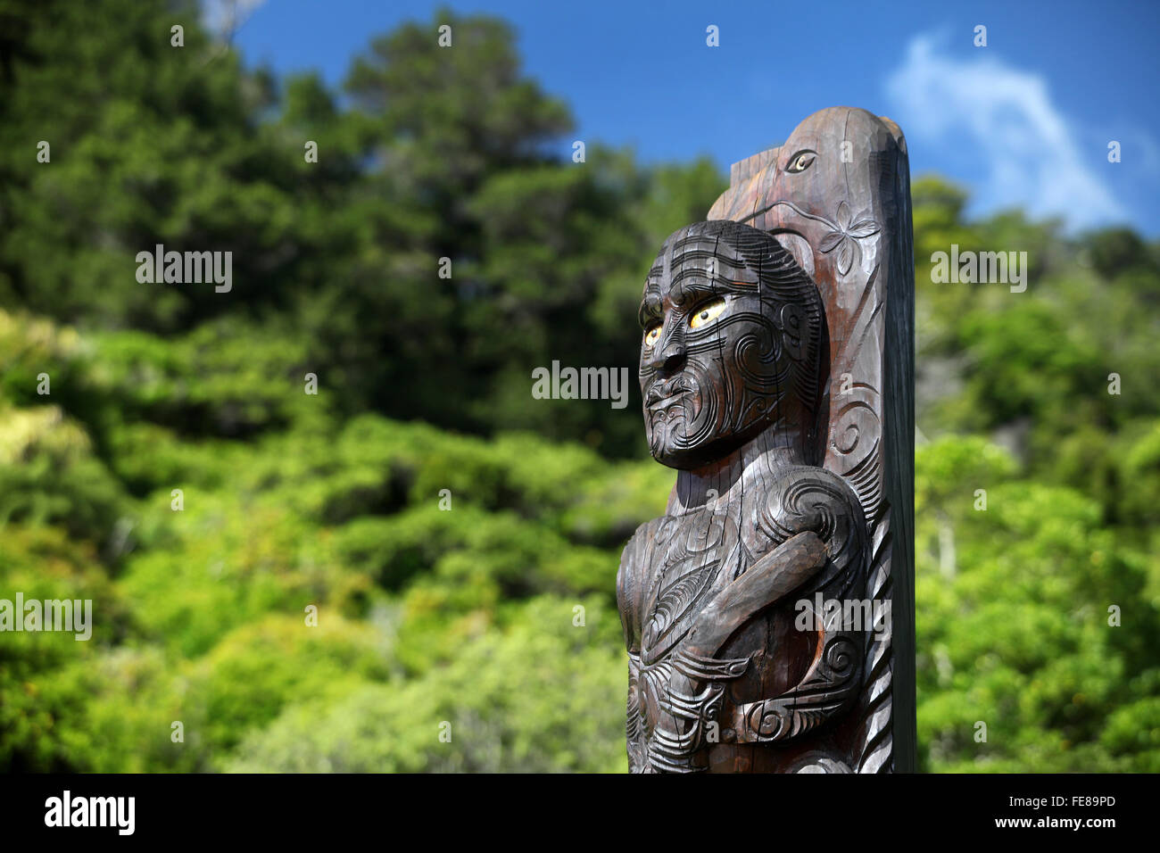 Sculpture de Koupé, le grand explorateur Polynésien, à Ship Cove, James Cook, base favorite au cours de ses trois voyages en Nouvelle-Zélande, Marlborough, Nouvelle-Zélande. Banque D'Images