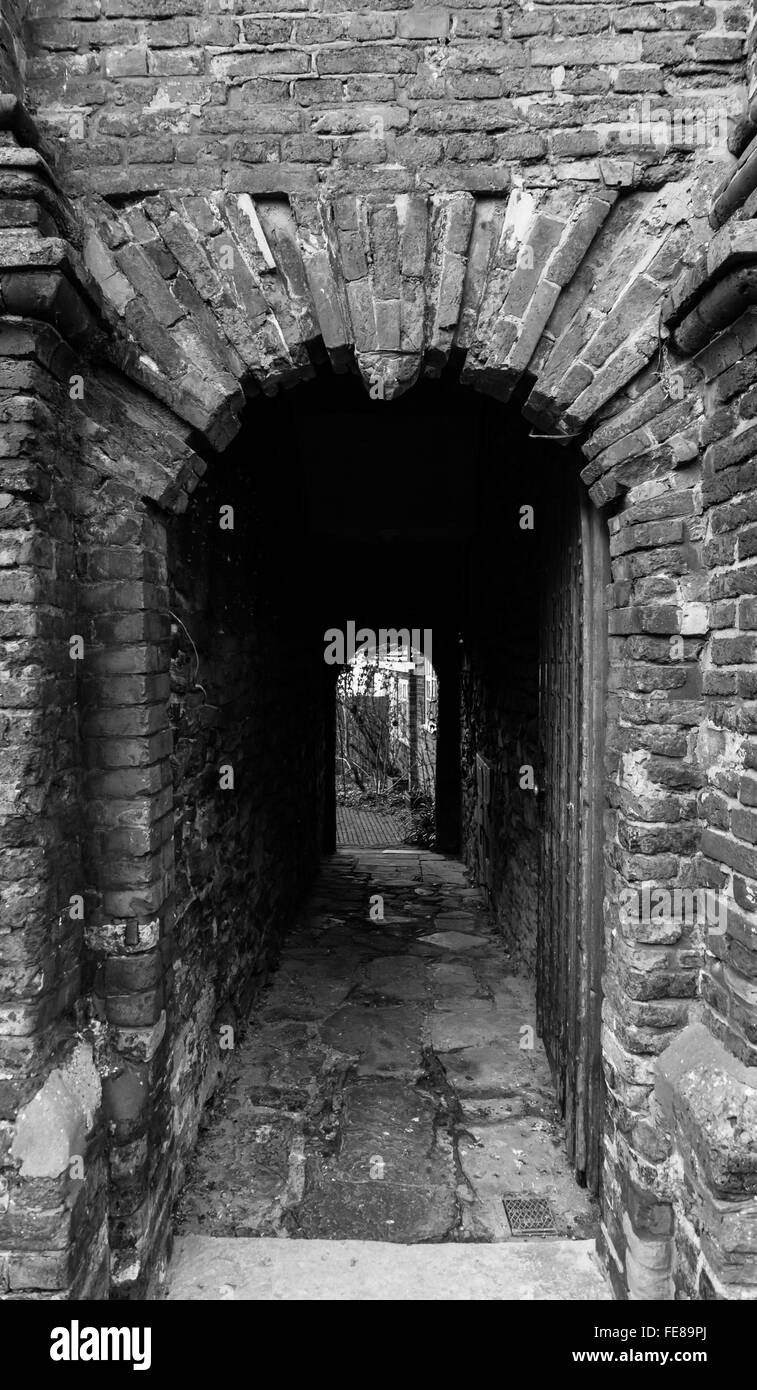Arche de briques historique et porte de bois dans le vieux Grammar School, le seigle High Street, Sussex UK, fondée en 1636 par Thomas Peacocke. Banque D'Images