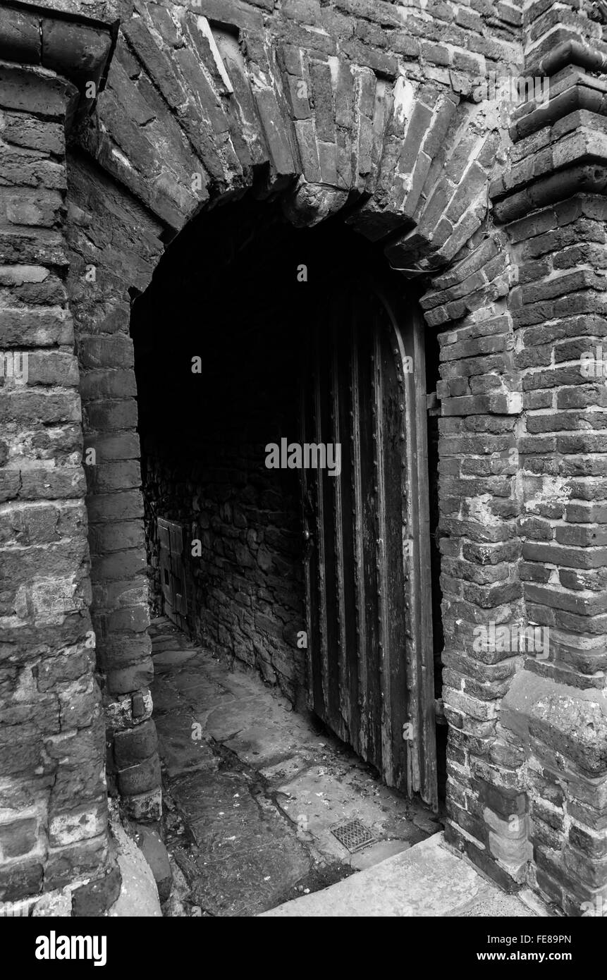 Arche de briques historique et porte de bois dans le vieux Grammar School, le seigle High Street, Sussex UK, fondée en 1636 par Thomas Peacocke. Banque D'Images