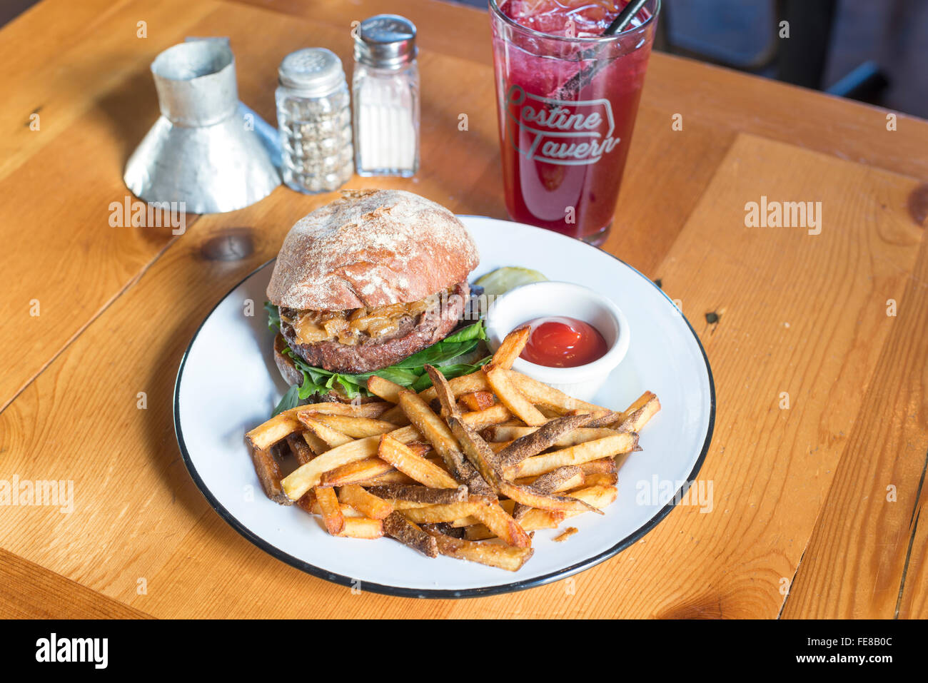 Hamburger, des frites et des sodas à la Taverne Lostine, un restaurant de la ferme à la table, à Lostine, Oregon. Banque D'Images