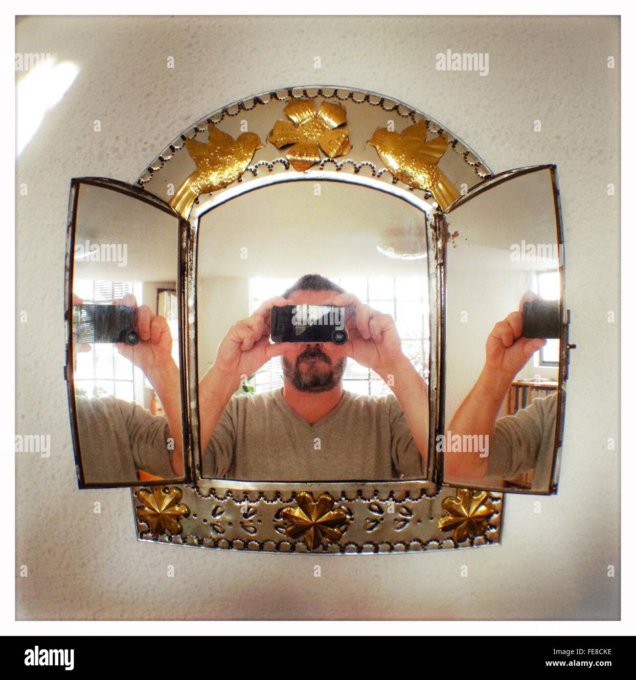 Reflet miroir de Man Taking Self Portrait à partir de l'appareil photo  Photo Stock - Alamy