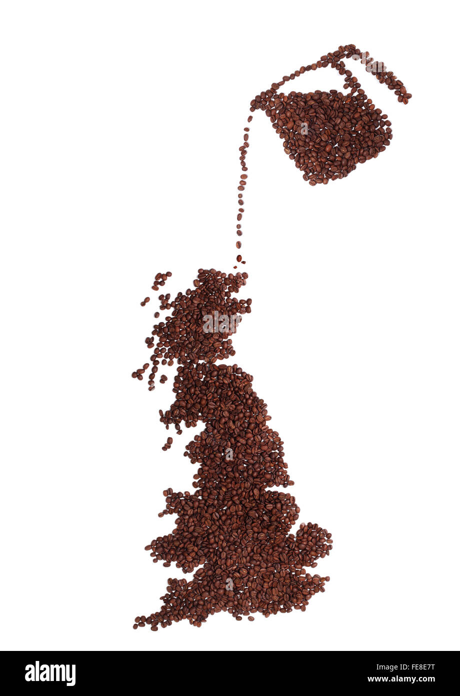 Pot de café verser sur un plan de l'Angleterre et l'Ecosse faites de grains de café rôti frais brun Banque D'Images