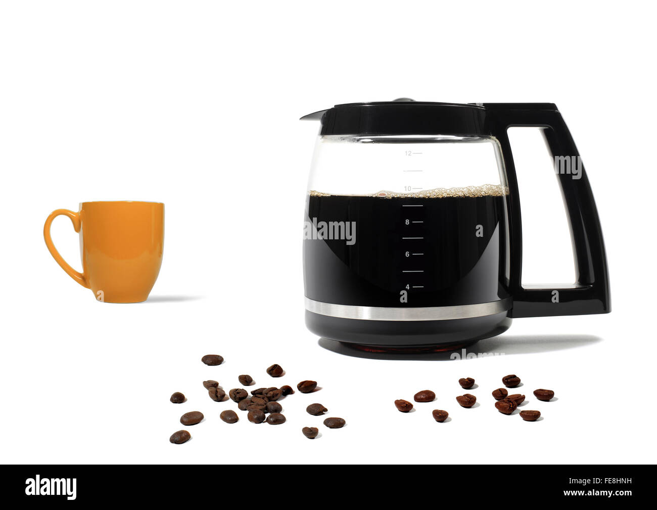 La vie encore d'une cafetière et d'orange avec la tasse de café café en grains éparpillés sur un fond blanc Banque D'Images