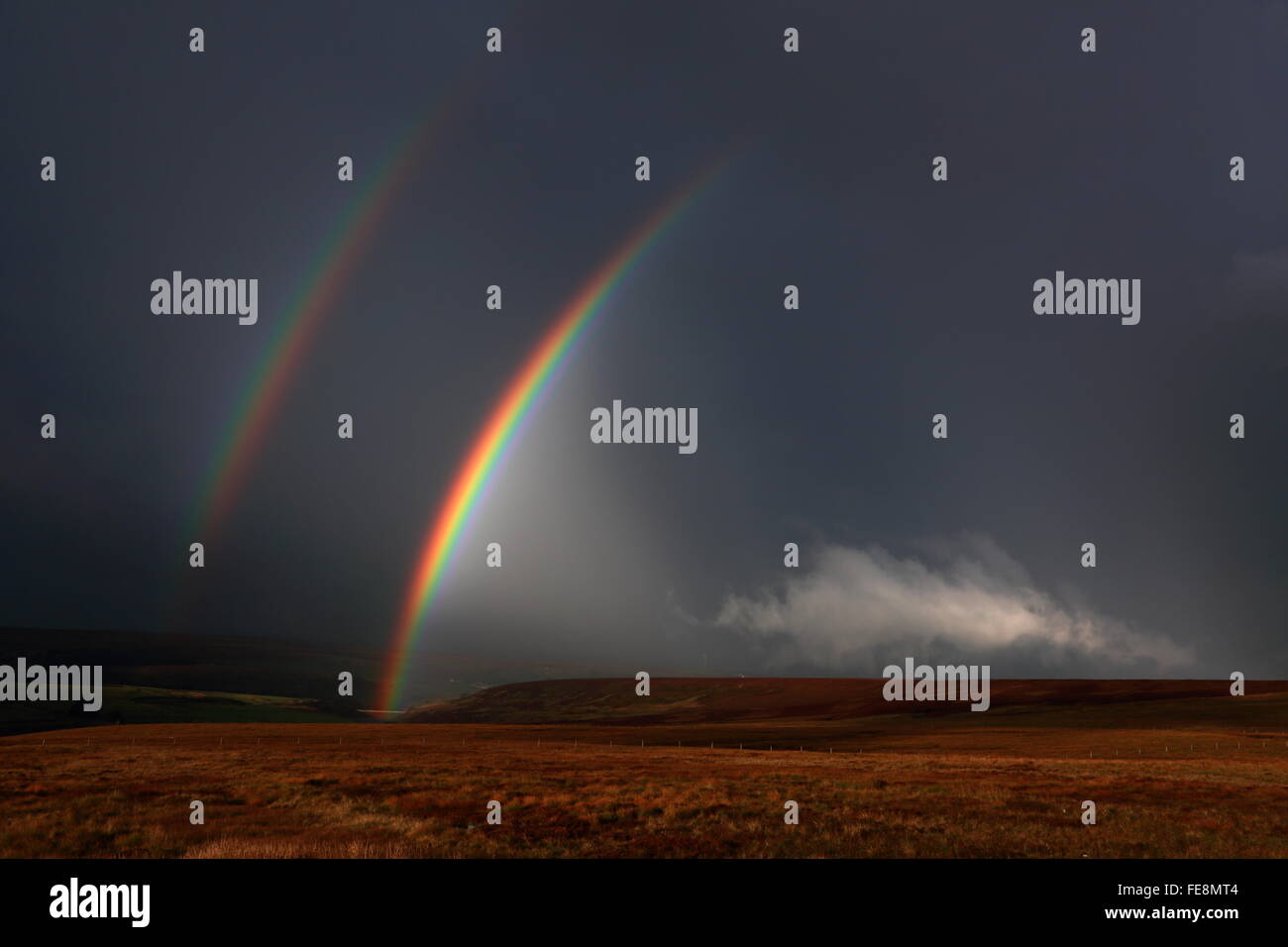 Arc-en-ciel sur la Woodhead passer entre Sheffield et Manchester, Angleterre, RU Banque D'Images