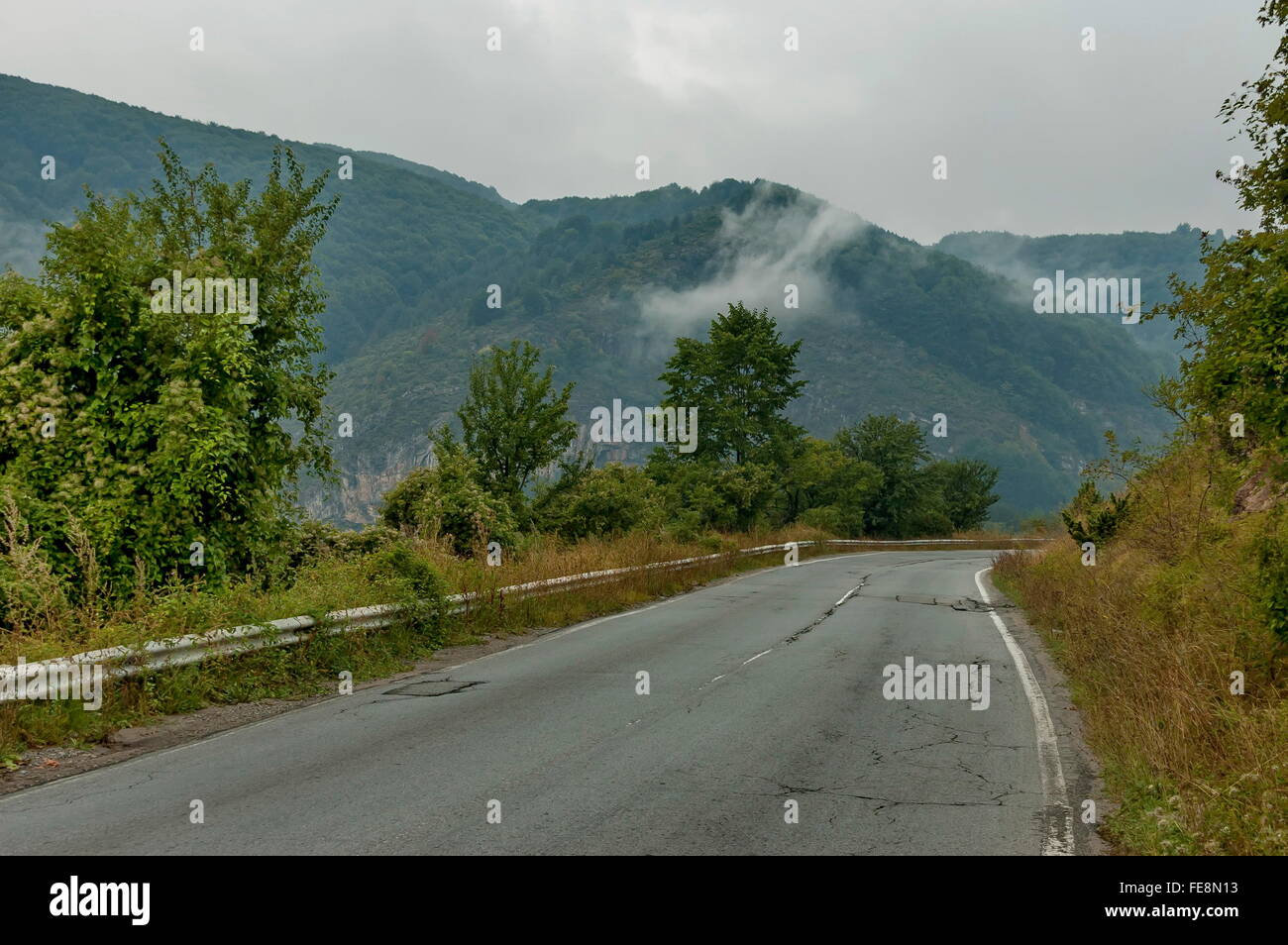 Route pittoresque à travers les montagnes des Balkans en jour nuageux, Petrohan, Bulgarie Banque D'Images