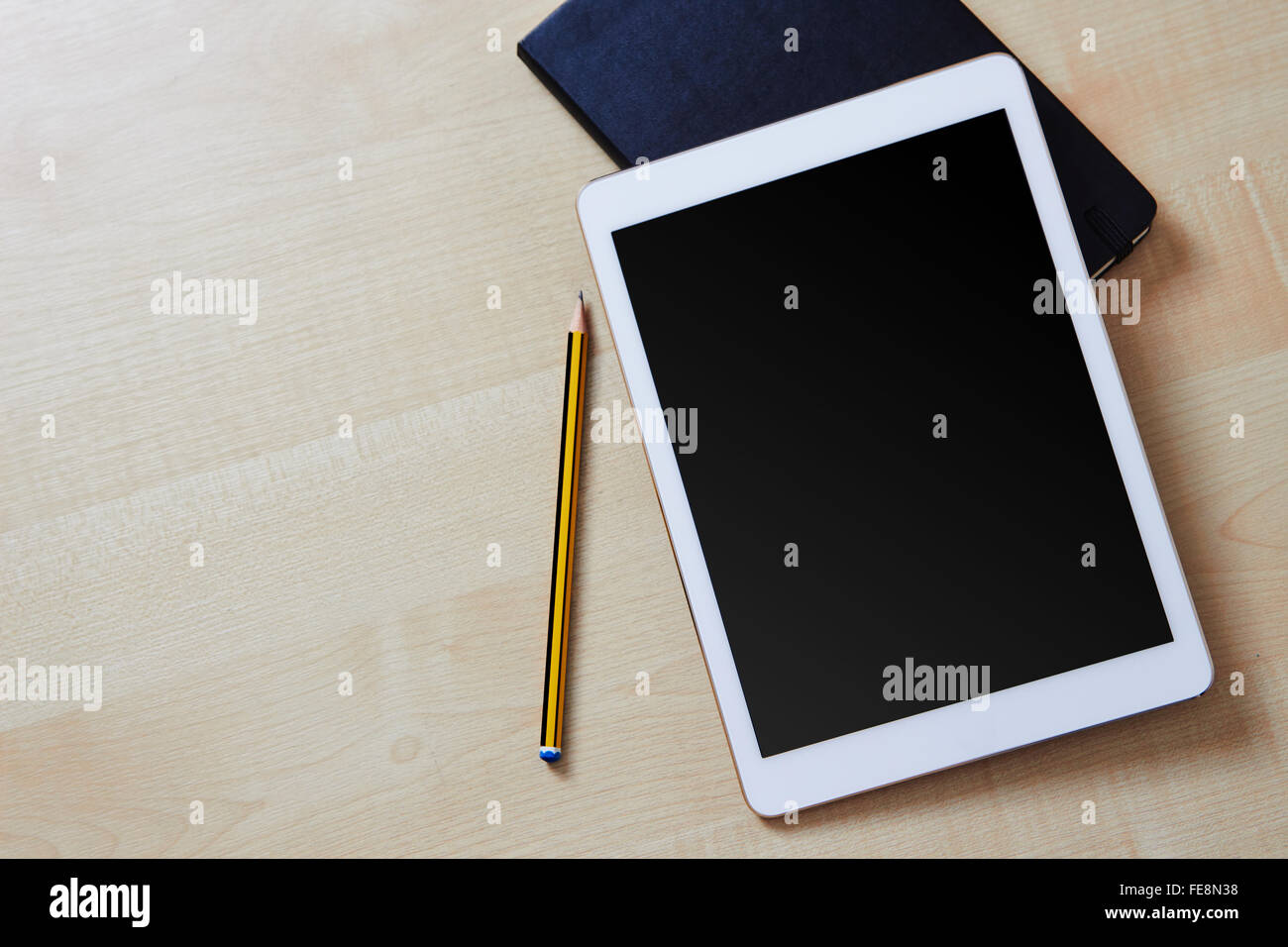Tablette avec écran vide sur un bureau en bois et organisateur Banque D'Images
