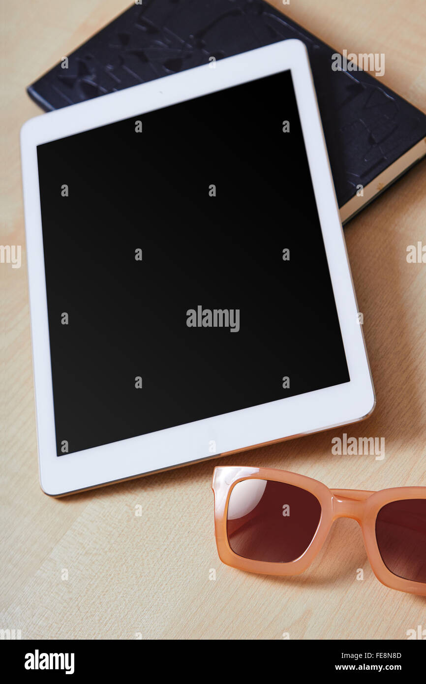 Tablette avec écran vide sur un bureau en bois et organisateur Banque D'Images